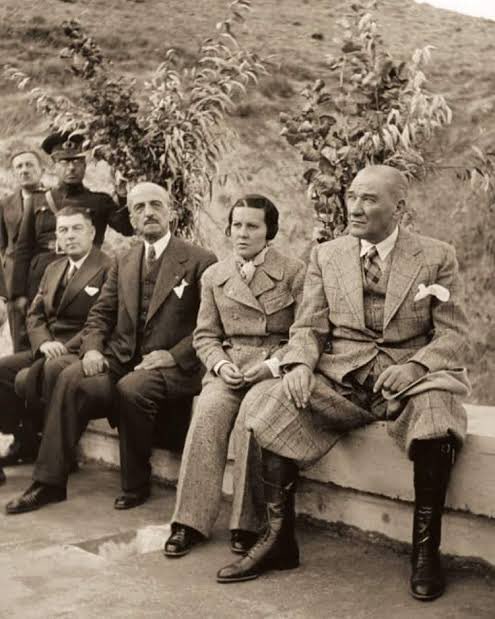 yakreb__61's tweet image. Türk-kürt kardeştir tarih boyunca kardeşce yaşamıştır safsatanıza cevaben kürtlerin bize Osmanlı ve Cumhuriyet dönemi ettikleri isyanların bir kısmı :
-OSMANLI DÖNEMİNDEKİ İSYANLAR:
1)Babanzade Abdurrahman Paşa isyanı (1806- Musul)
2)Babanzade Ahmet Paşa isyanı (1812 – Musul)…
