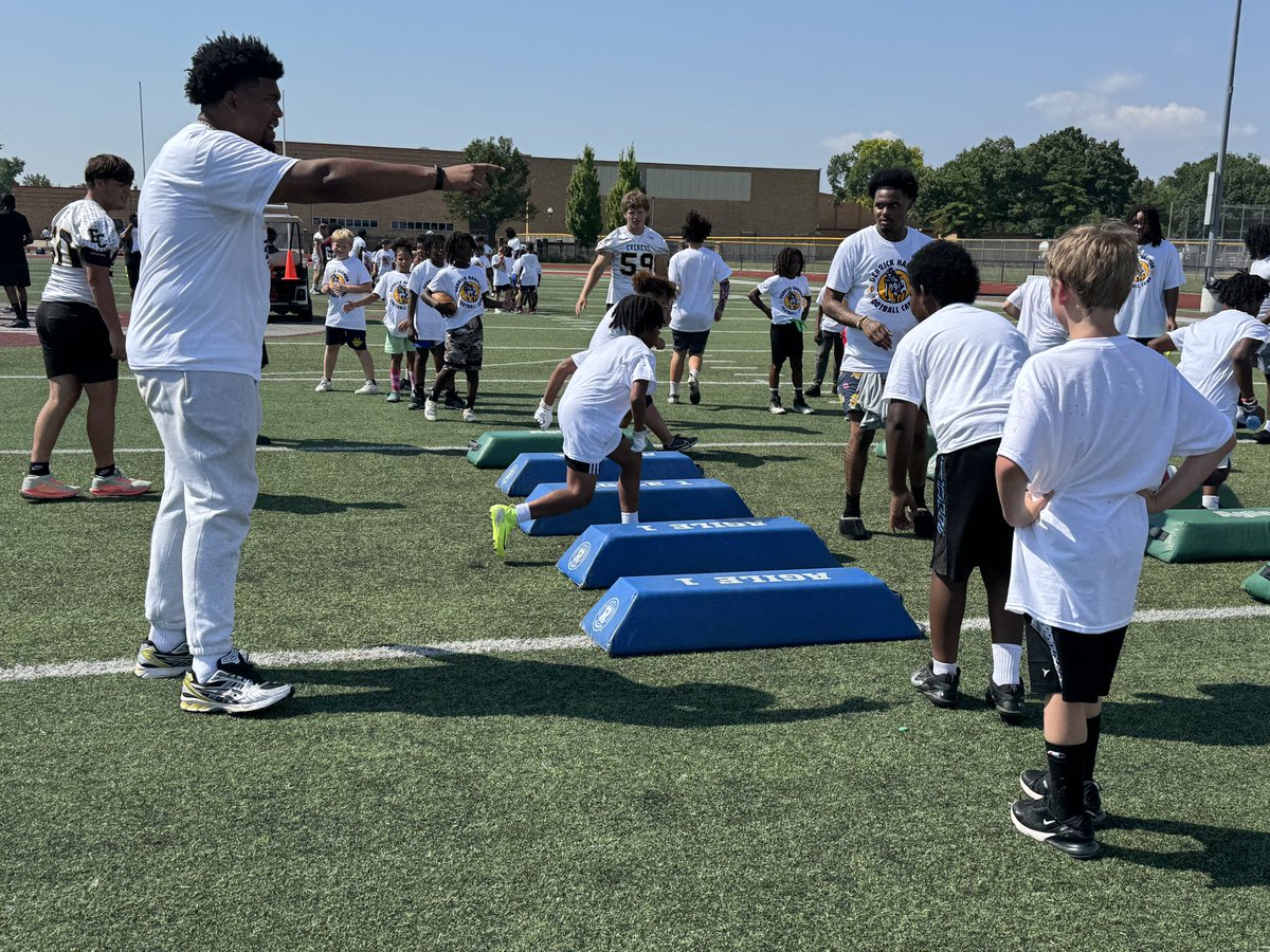 What a great turnout for Derrick Harmon’s Youth Football Camp at Hazel Park High School. Harmon was a first round draft pick of the <a href="/steelers/">Pittsburgh Steelers</a> this year and played for Vikings coach John Callahan at Loyola High School. Much more from this event to follow. #GoVikings <a href="/NFL/">NFL</a>