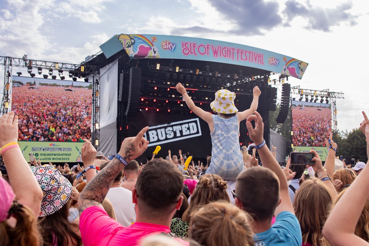IsleOfWightFest's tweet image. From sun-soaked fields to late-night dance parties, Sky presents the Isle of Wight Festival #IOW2025 was pure vibes from start to finish. We can’t wait for next year! 🎪🎶
#SkyxIOW
