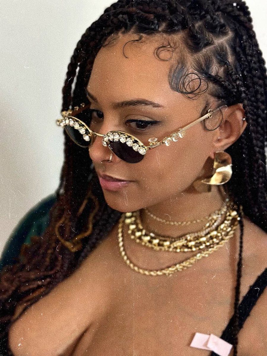 ShantelMayMusic's tweet image. a brat like me wanna be spoiled 💵 ✨🕷️🍾