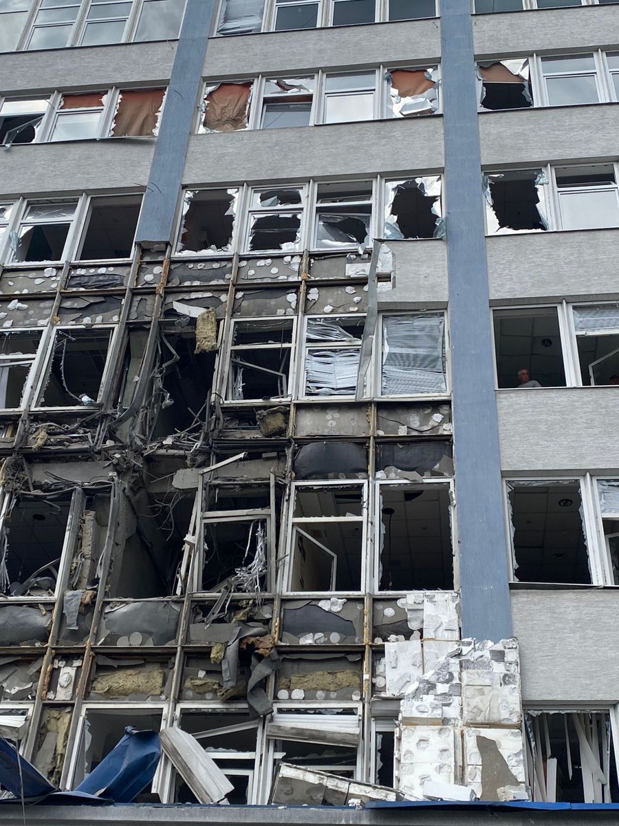 UNICEF_UA's tweet image. Buildings in #Lviv and #Chernivtsi damaged in last night's attack.
UNICEF is working with local authorities and partners to help respond to the needs of affected children and families.