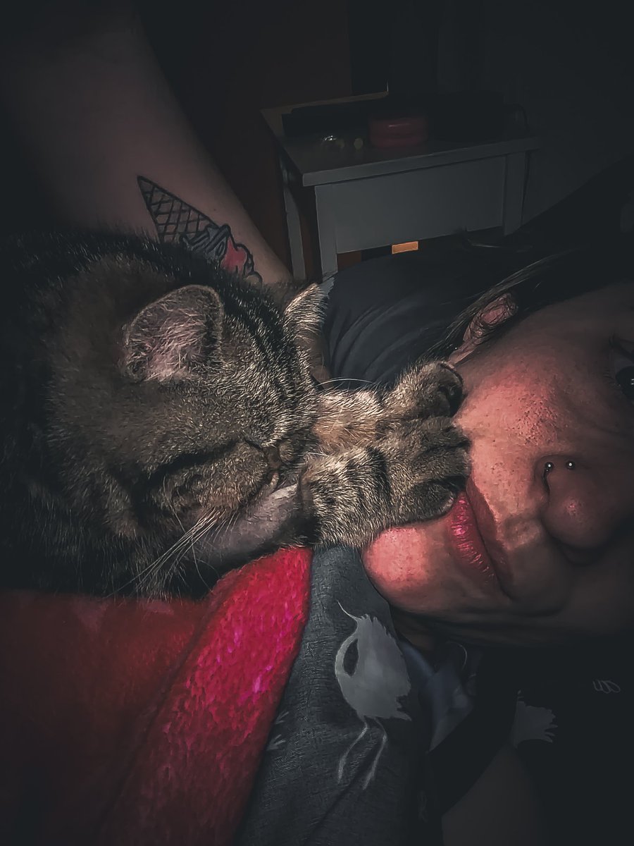 Ah, vos te querías levantar? 

- Pues no, mi ciela.