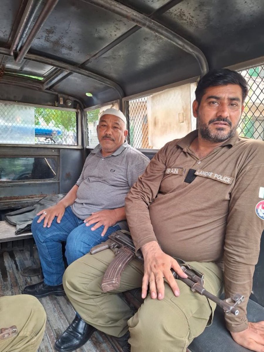 اللہ رحم کرے چچاے پر یہ دیکھ کر افسوس ہو کسی کو بولنا کا حق نہیں باکستان میں انصاف بالکل نہیں
