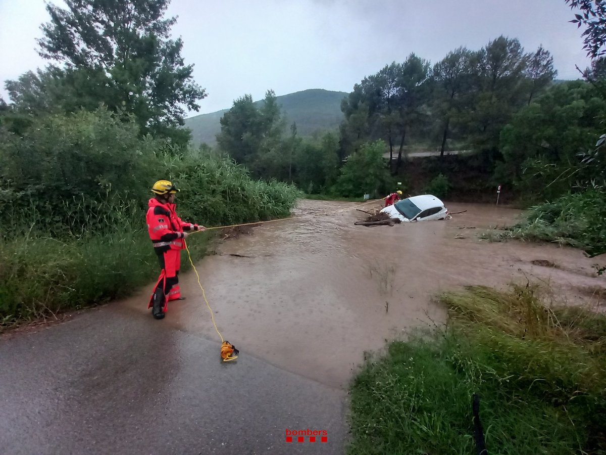 ⭕ RESUM INCIDÈNCIES DESTACADES #INUNCAT ⛈️ (17H)

✔️ Un miler de trucades rebudes al tlf <a href="/112/">112</a>
✔️ Crescudes cabals rius i rieres
✔️ Suspesa la circulació de trens @renfe a Catalunya
✔️ <a href="/bomberscat/">Bombers</a> ha atès 732 avisos

❌ Limiteu els desplaçaments a l'exterior a l'imprescindible