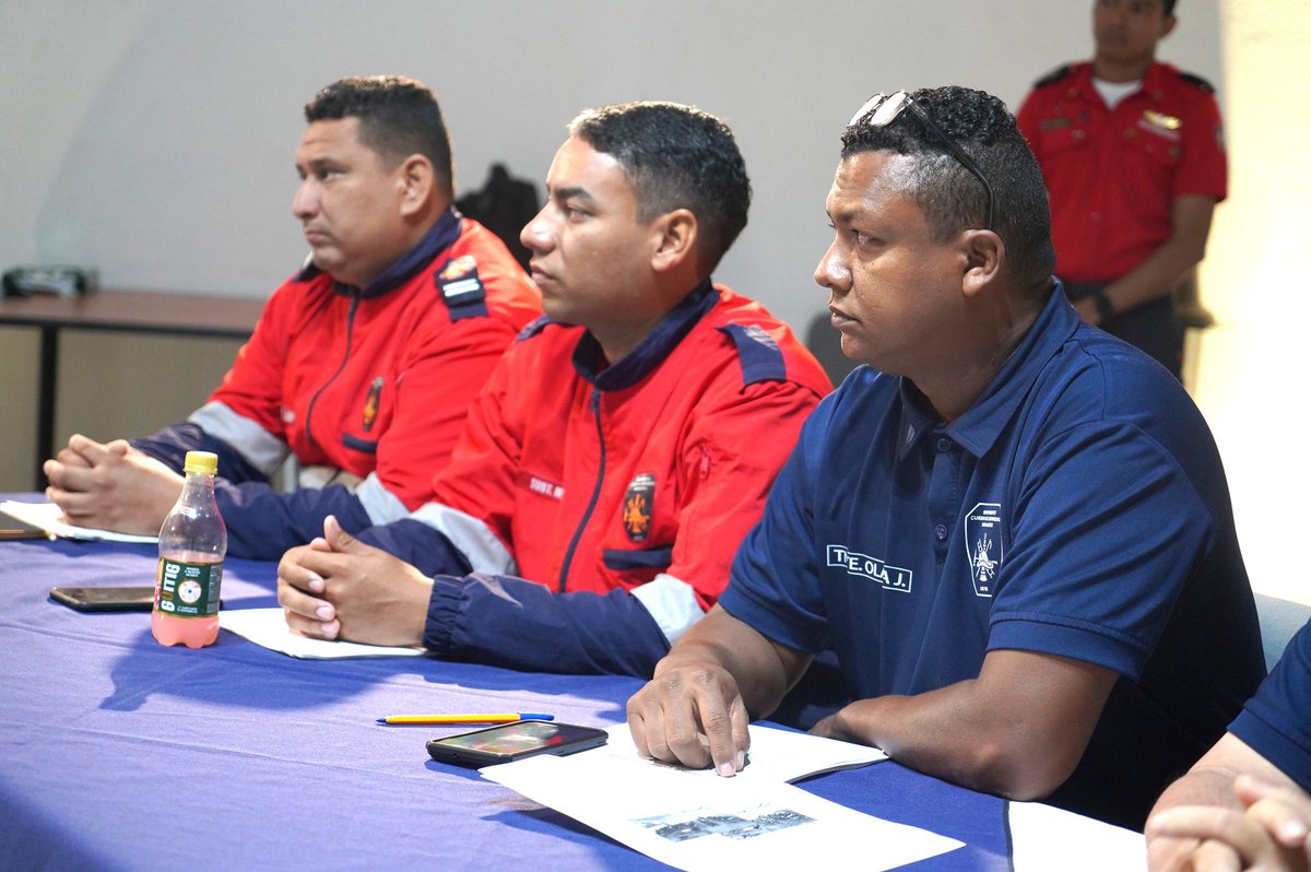 🔴 Nuestros oficiales participan en una jornada de actualización de conocimientos en incendios forestales, impartida por instructores de #Bomberos #Quevedo.

🚒🔥Esta capacitación les permitirá actuar con mayor eficacia y seguridad durante la temporada de quema de maleza.