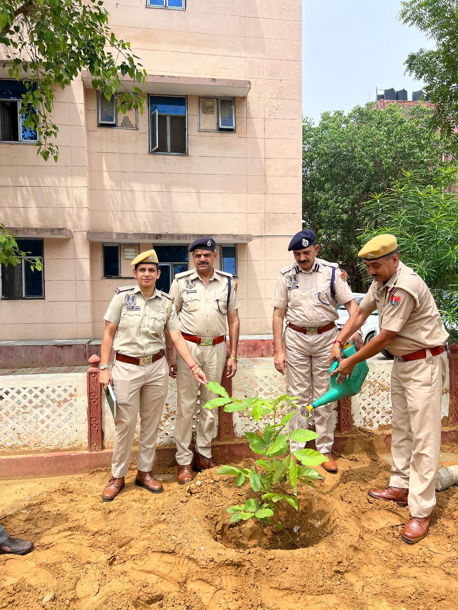 जयपुर पुलिस आयुक्तालय की पुलिस लाइंस में वृक्षारोपण कर *एक पेड़ माँ के नाम* लगा कर हरियालो राजस्थान की शुरुआत की।