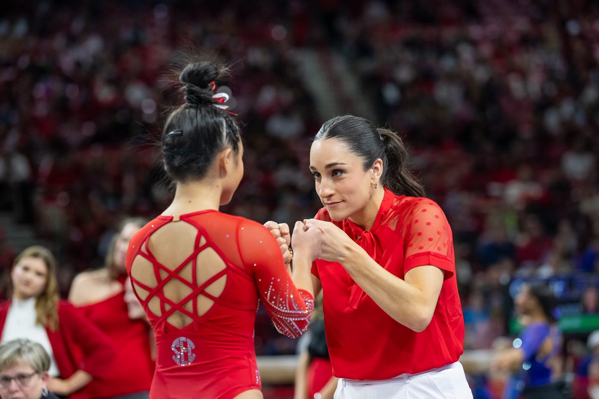 RazorbackGym's tweet image. Wishing a very happy birthday to Head Coach @jordyn_wieber! 🎈
Seventh as a Razorback, first as a mom, and so many wonderful moments in between ❤️
Can’t wait to see what’s next this year!