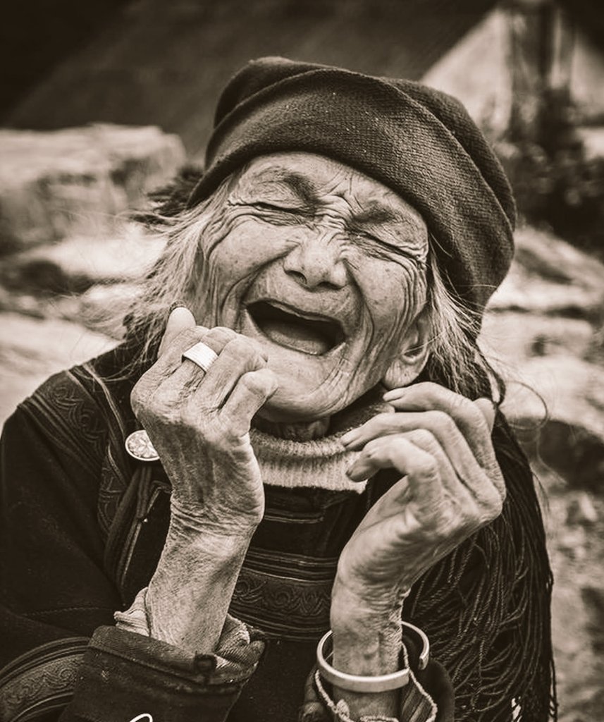 "Nunca dejes de sonreír. Es mejor llegar a viejo con arrugas en el rostro, que con estrías en el corazón".

              - Anónimo.