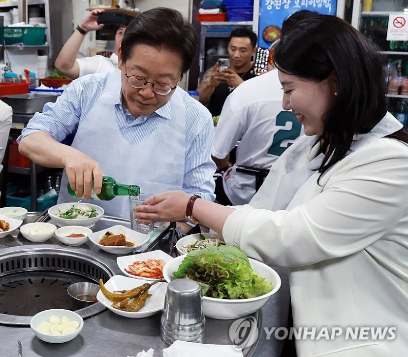 양아치 조폭한테는 두손으로 따르고 
선량한 여성 시민에겐 한손 
느그 드럼통 수준 ㅋㅋㅋㅋㅋㅋ
보통 정치인이 조폭들이랑 소맥 말고 저러는거 
걸렸으면 애지녁에 정치인생 나가리인데 
저 시발놈은 뭘까