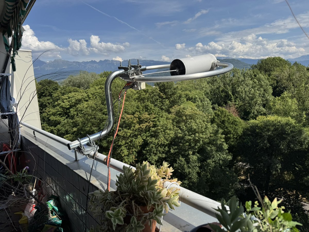 Horizontal magnetic loop is one of the better antenna we can have on a balcony