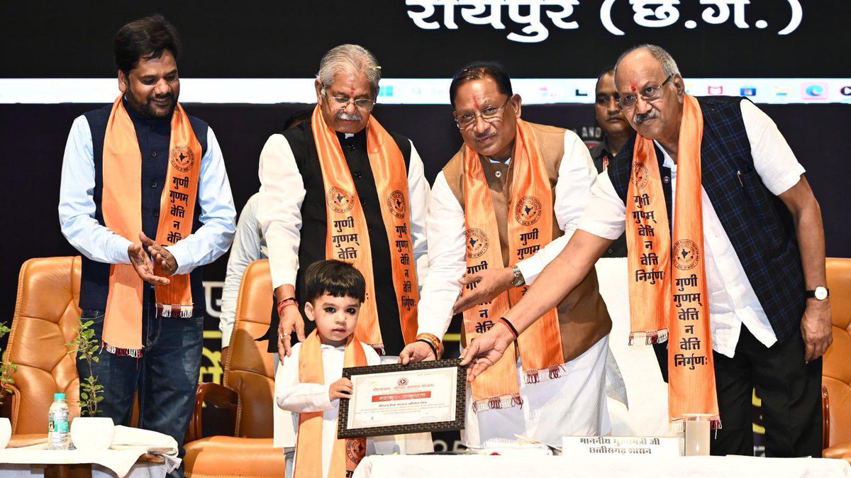 BJP Chhattisgarh (@bjp4cgstate) on Twitter photo рдорд╛рдирдиреАрдп рдореБрдЦреНрдпрдордВрддреНрд░реА рд╢реНрд░реА <a href="/vishnudsai/">Vishnu Deo Sai</a> рдЬреА рдЖрдЬ рд░рд╛рдЬрдзрд╛рдиреА рд░рд╛рдпрдкреБрд░ рд╕реНрдерд┐рдд рдкрдВ. рджреАрдирджрдпрд╛рд▓ рдЙрдкрд╛рдзреНрдпрд╛рдп рдСрдбрд┐рдЯреЛрд░рд┐рдпрдо рдореЗрдВ PSY рдПрдЬреБрдХреЗрд╢рди рдПрдВрдб рд░рд┐рд╕рд░реНрдЪ рдлреЗрдбрд░реЗрд╢рди рджреНрд╡рд╛рд░рд╛ рдЖрдпреЛрдЬрд┐рдд рдЙрддреНрдХреГрд╖реНрдЯрддрд╛ рд╕рдореНрдорд╛рди рд╕рдорд╛рд░реЛрд╣ рдореЗрдВ рд╢рд╛рдорд┐рд▓ рд╣реБрдПред
рдЗрд╕ рджреМрд░рд╛рди рдЙрдиреНрд╣реЛрдВрдиреЗ рд╡рд┐рднрд┐рдиреНрди рд╡рд┐рдзрд╛рдУрдВ рдХреЗ рдкреНрд░рддрд┐рднрд╛рд╡рд╛рди рдЫрд╛рддреНрд░-рдЫрд╛рддреНрд░рд╛рдУрдВ рдФрд░ рдЙрддреНрдХреГрд╖реНрдЯ рдкреНрд░рджрд░реНрд╢рди рдХрд░рдиреЗ рд╡рд╛рд▓реЗ рдорд╛рдирдиреАрдп рдореБрдЦреНрдпрдордВрддреНрд░реА рд╢реНрд░реА <a href="/vishnudsai/">Vishnu Deo Sai</a> рдЬреА рдЖрдЬ рд░рд╛рдЬрдзрд╛рдиреА рд░рд╛рдпрдкреБрд░ рд╕реНрдерд┐рдд рдкрдВ. рджреАрдирджрдпрд╛рд▓ рдЙрдкрд╛рдзреНрдпрд╛рдп рдСрдбрд┐рдЯреЛрд░рд┐рдпрдо рдореЗрдВ PSY рдПрдЬреБрдХреЗрд╢рди рдПрдВрдб рд░рд┐рд╕рд░реНрдЪ рдлреЗрдбрд░реЗрд╢рди рджреНрд╡рд╛рд░рд╛ рдЖрдпреЛрдЬрд┐рдд рдЙрддреНрдХреГрд╖реНрдЯрддрд╛ рд╕рдореНрдорд╛рди рд╕рдорд╛рд░реЛрд╣ рдореЗрдВ рд╢рд╛рдорд┐рд▓ рд╣реБрдПред
рдЗрд╕ рджреМрд░рд╛рди рдЙрдиреНрд╣реЛрдВрдиреЗ рд╡рд┐рднрд┐рдиреНрди рд╡рд┐рдзрд╛рдУрдВ рдХреЗ рдкреНрд░рддрд┐рднрд╛рд╡рд╛рди рдЫрд╛рддреНрд░-рдЫрд╛рддреНрд░рд╛рдУрдВ рдФрд░ рдЙрддреНрдХреГрд╖реНрдЯ рдкреНрд░рджрд░реНрд╢рди рдХрд░рдиреЗ рд╡рд╛рд▓реЗ