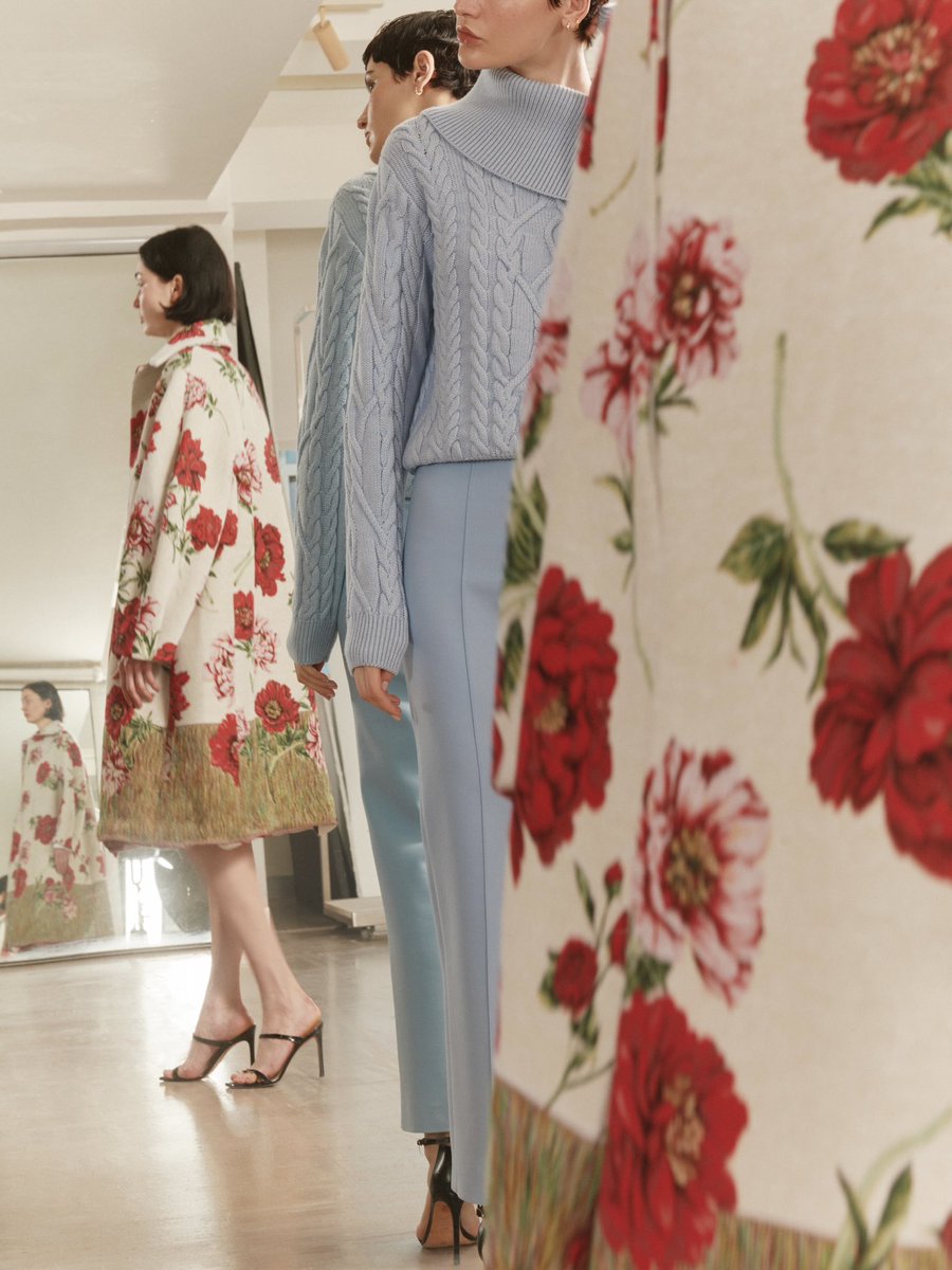 OscardelaRenta's tweet image. Tree peonies lavish #odlrfall2025 with their blooms. An unravel jacquard fabrication debuts for the collection, revealing its component threads.