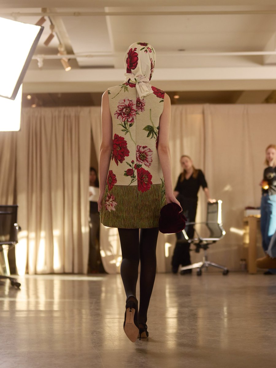 OscardelaRenta's tweet image. Tree peonies lavish #odlrfall2025 with their blooms. An unravel jacquard fabrication debuts for the collection, revealing its component threads.