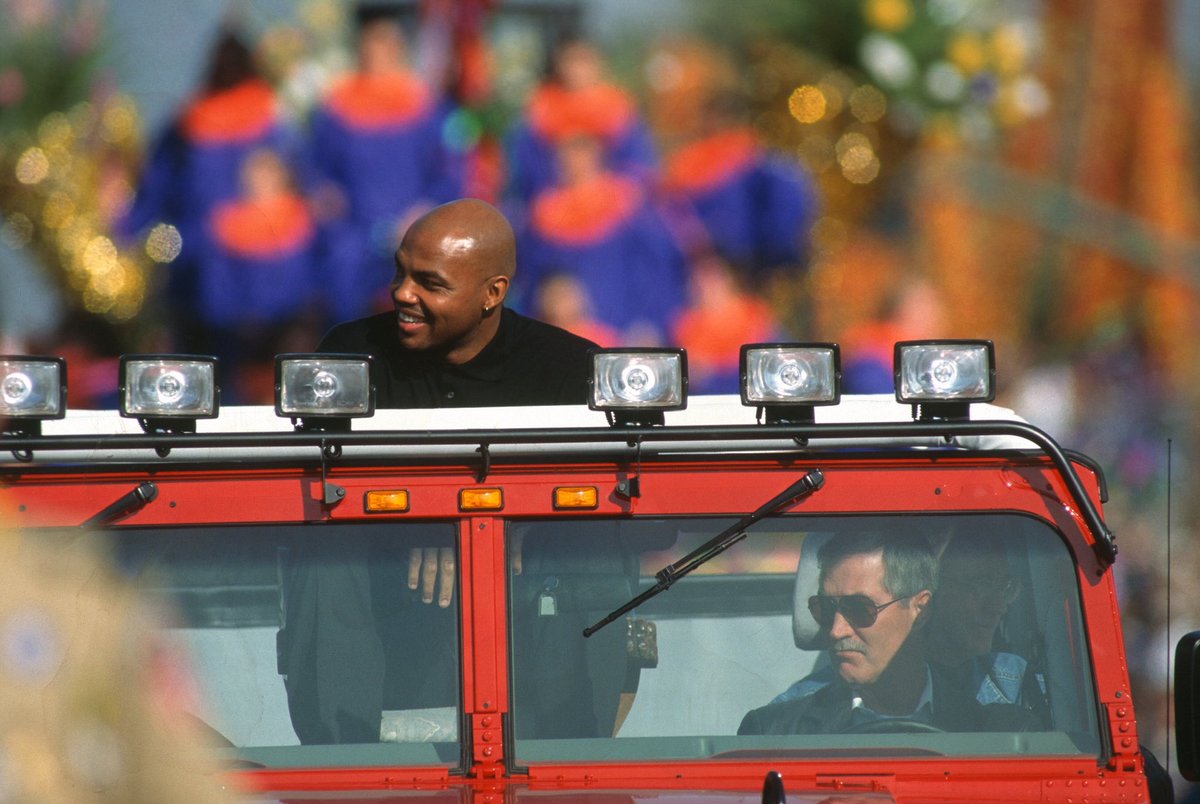 andyjshultz's tweet image. Only 25 Saturdays before @vrbo @Fiesta_Bowl Parade presented by @LernerandRowe returns on Jan. 3, 2026.
Flashback 1994: @NBA & @Suns Legend Charles Barkley entertains the crowd while riding down the parade route. @BowlSeason
Photo: #FiestaSportsFoundation.