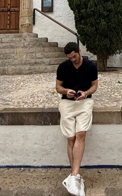 Onun gürültü koparmaya ihtiyacı yok. Sessizliğinde bile yıldız gibi ✨O sadece geliyor demeyin…Gök gürültüsü gibi, duruşu yankı gibi yansıyor #burakdeniz ⚡️titretiyor herkesi🥰🫶
#burakdenizlove 
#BurakDeniz 
#burakdeniz