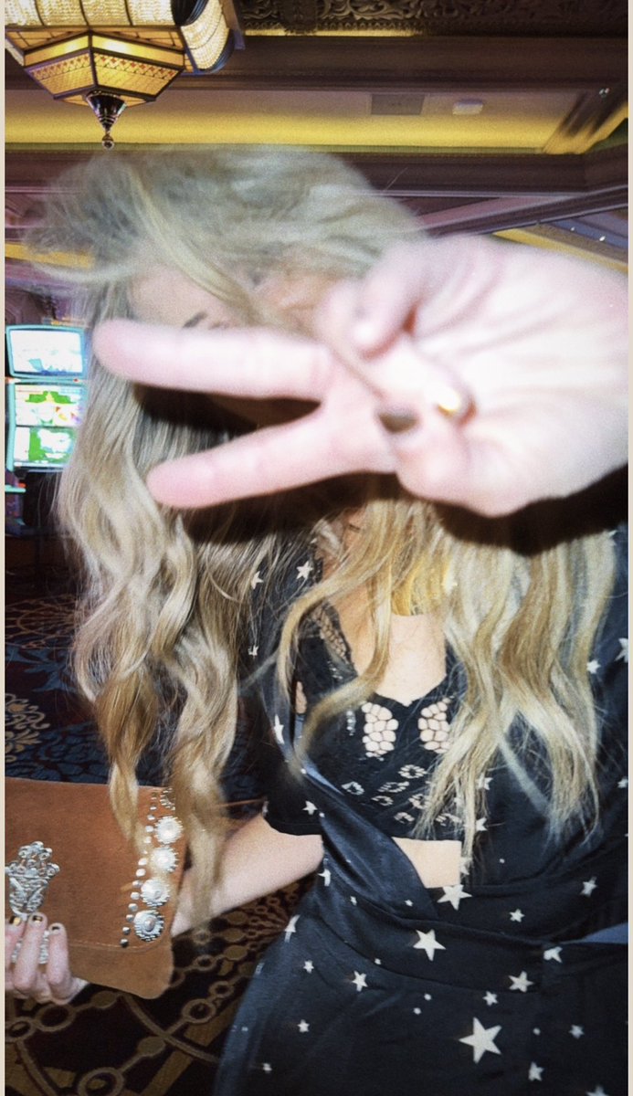 _SarahDarling's tweet image. The stars were out in Vegas last night! We brought a little magic to the Mandalay Bay ๐ฆ๐ฆ๐ฆ