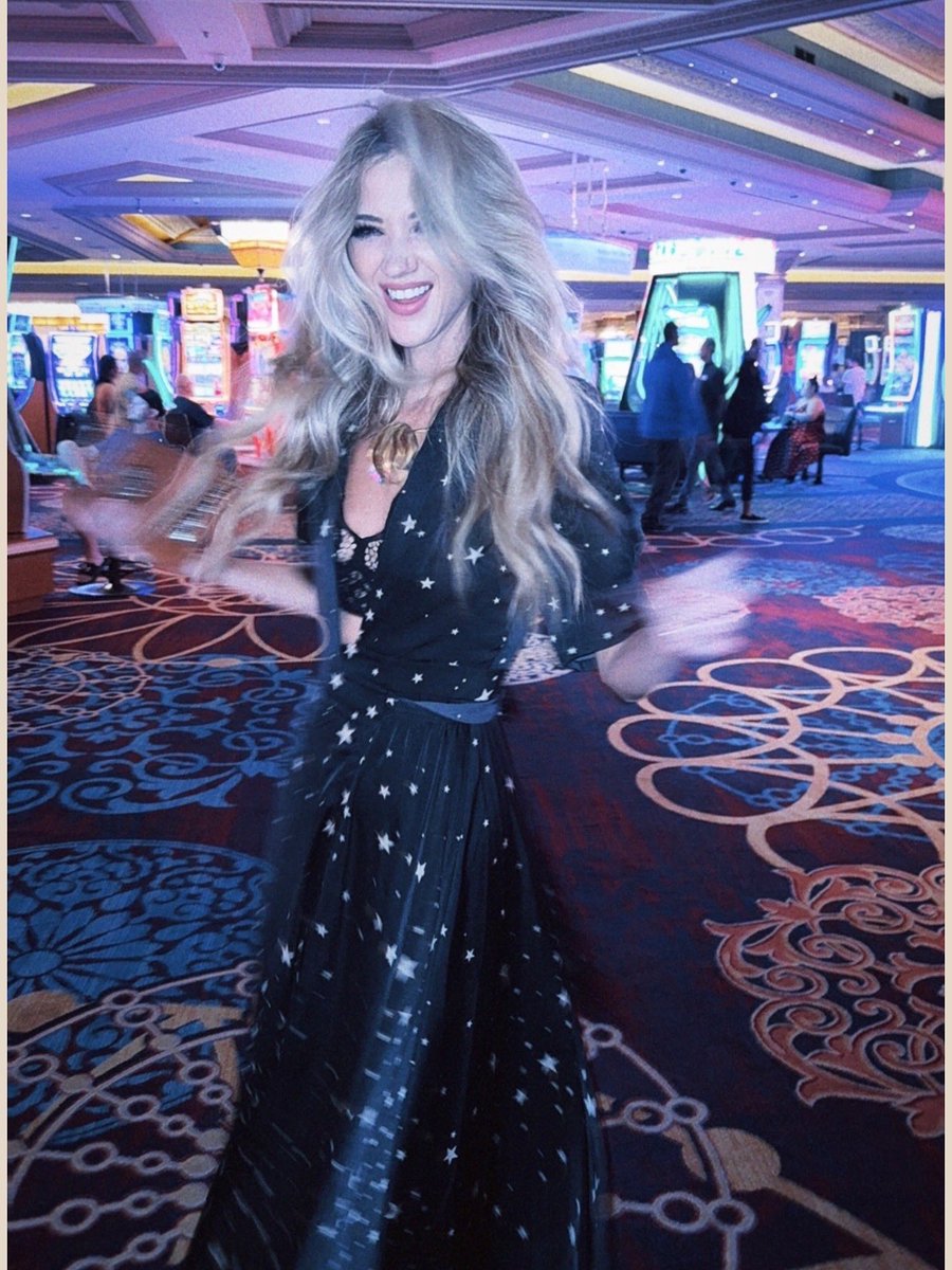 _SarahDarling's tweet image. The stars were out in Vegas last night! We brought a little magic to the Mandalay Bay ๐ฆ๐ฆ๐ฆ