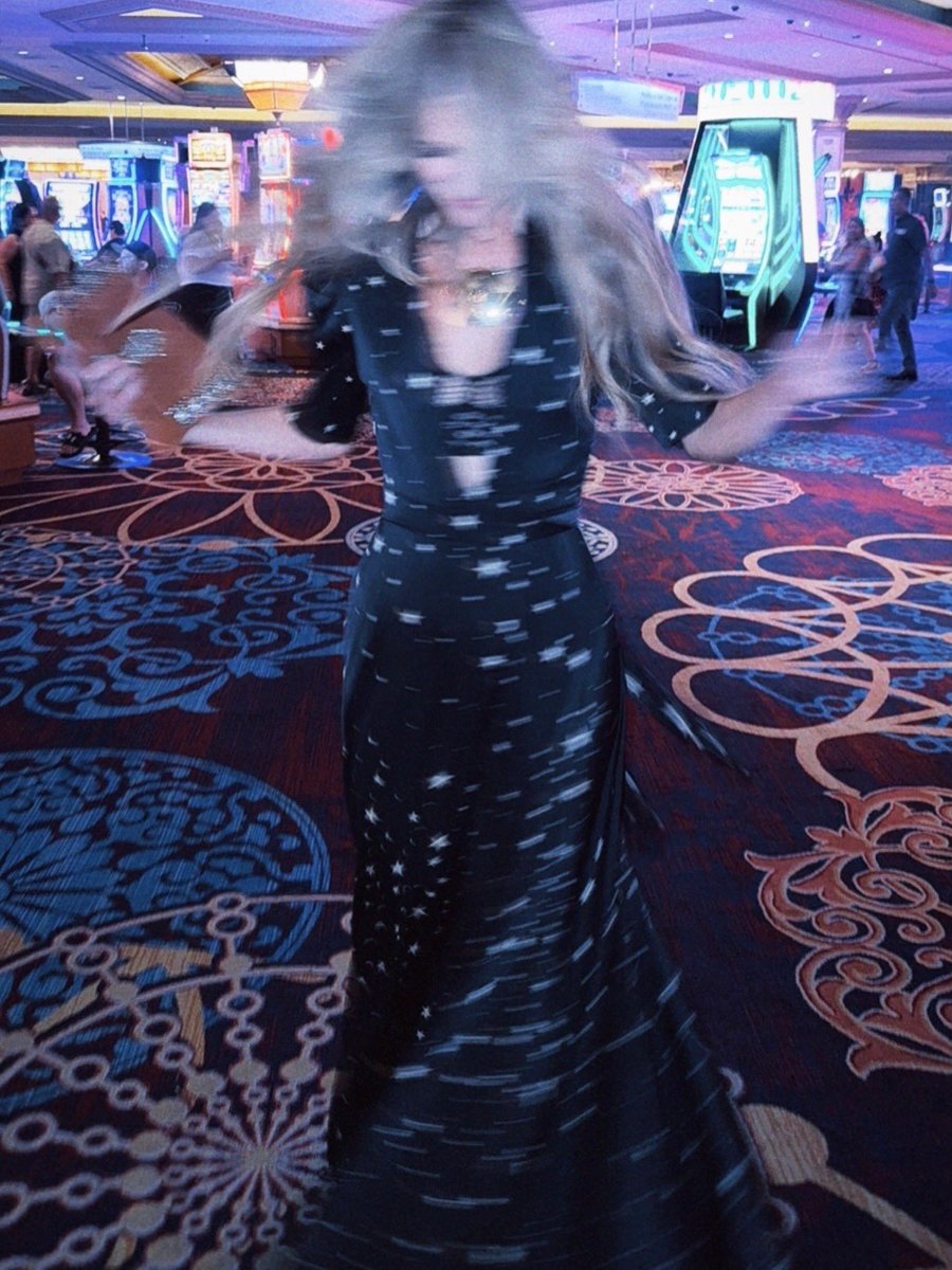 _SarahDarling's tweet image. The stars were out in Vegas last night! We brought a little magic to the Mandalay Bay ๐ฆ๐ฆ๐ฆ