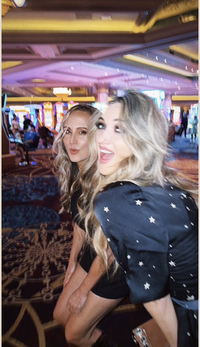 _SarahDarling's tweet image. The stars were out in Vegas last night! We brought a little magic to the Mandalay Bay ๐ฆ๐ฆ๐ฆ