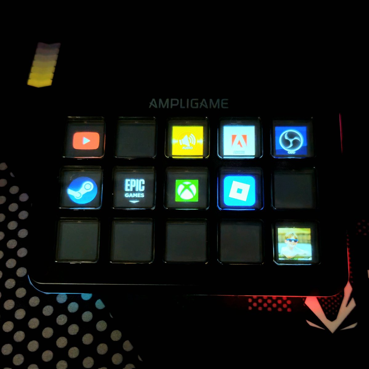 CryptikMedia's tweet image. Somebody got a new toy to review and use 😁
The @FIFINEMIC D6 Macro Keyboard.
If you have one, what have you got on it? Looking for some inspiration.