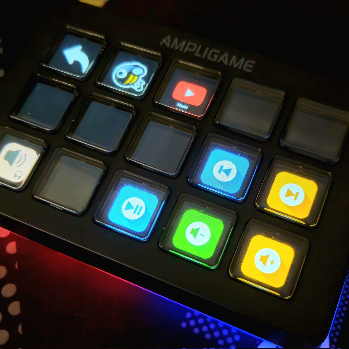 CryptikMedia's tweet image. Somebody got a new toy to review and use 😁
The @FIFINEMIC D6 Macro Keyboard.
If you have one, what have you got on it? Looking for some inspiration.