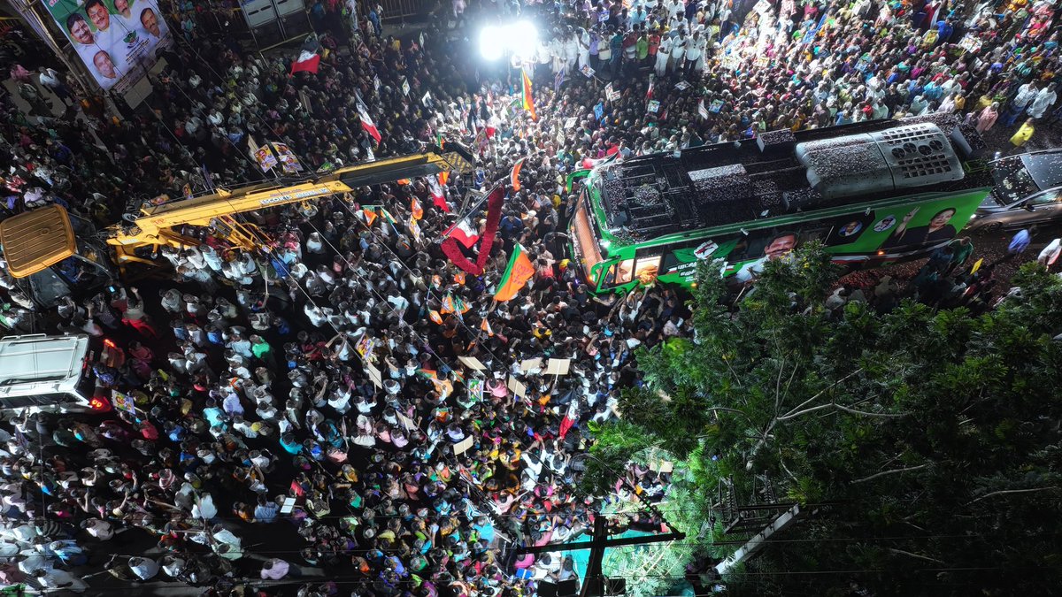 முந்திரியும், பலாவும் போலவே பூத்துக் குலுங்கும் பண்ருட்டி மக்களின் பேரன்பிற்கு இடையே #புரட்சித்தமிழரின்_எழுச்சிப்பயணம்!

#மக்களைக்_காப்போம்
#தமிழகத்தை_மீட்போம்
#EPSfor2026