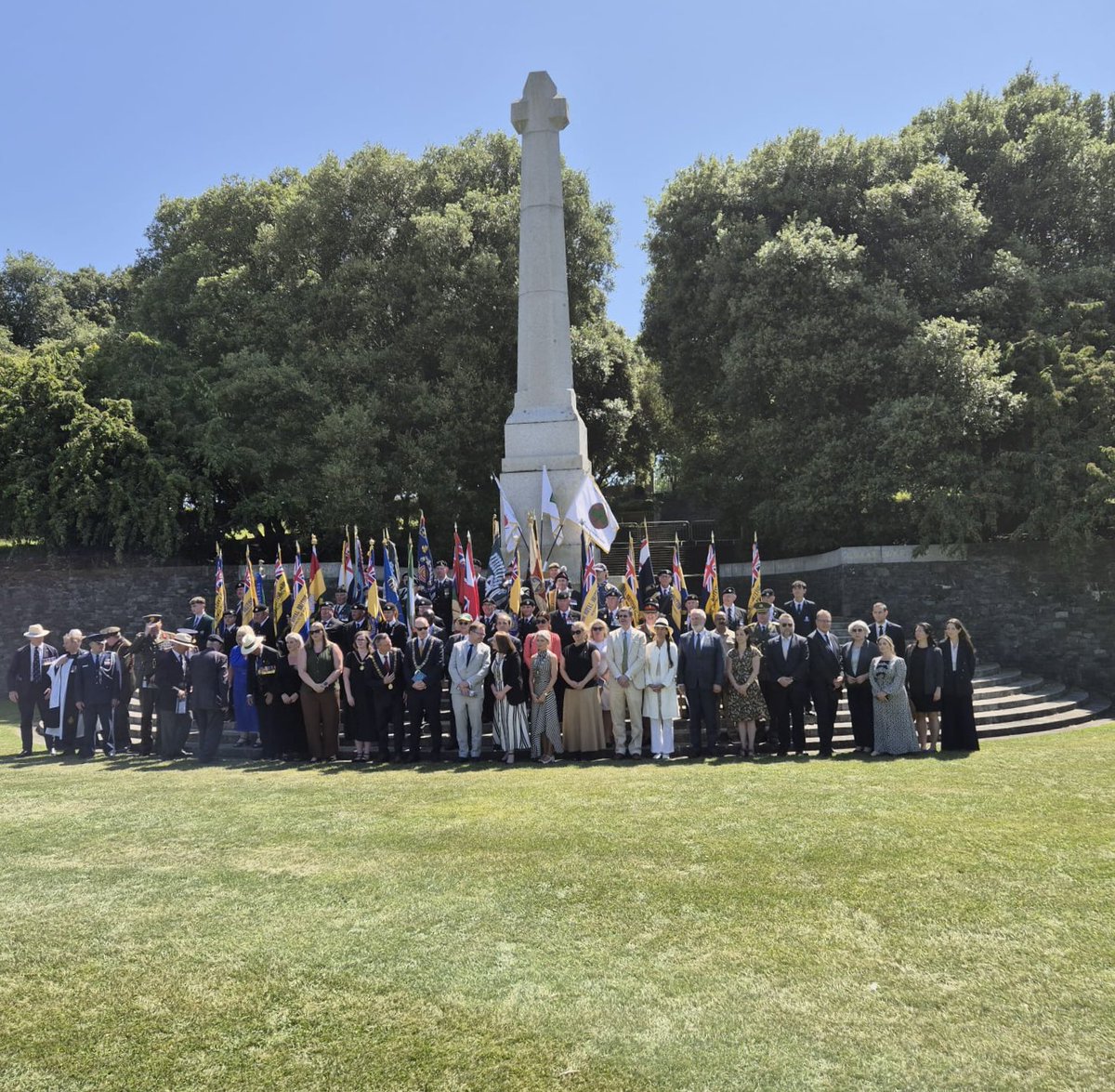 Today Ambassador Pavel Vošalík and Defence Attaché to Ireland Brigadier General Miroslav Heger honoured the memory of Irish soldiers who gave their lives at the Battle of the Somme in 1916 and the two World Wars, at the Irish National War Memorial Gardens.