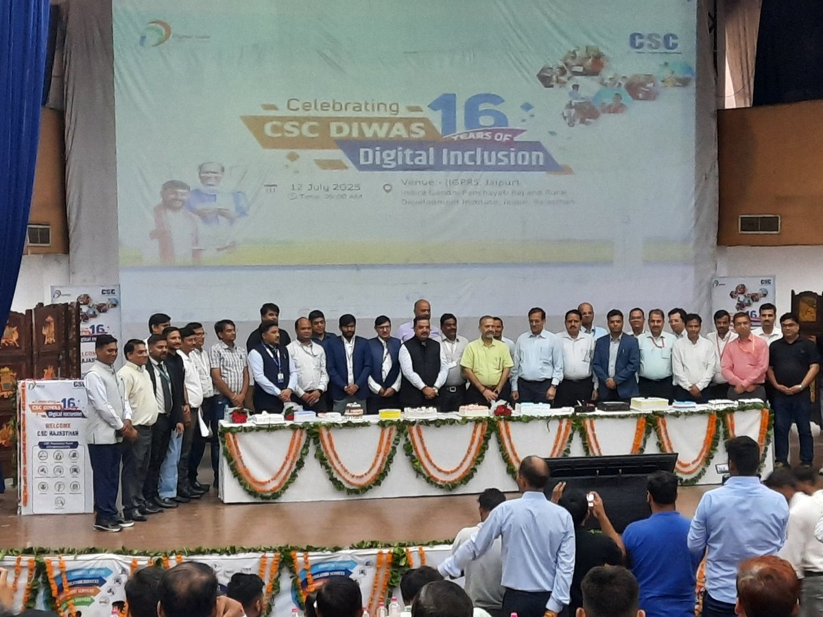 #सीएससीदिवसराजस्थान
 “CSC नेटवर्क डिजिटल राजस्थान की रीढ़ है, VLEs डिजिटल सेवा के असली दूत हैं जो सरकार की सारी योजनाओं को ग्रामीण इलाकों तक पहुँचता है।”
450+ VLEs की मौजूदगी में डिजिटल चेनल से जुड़े हुये सरकारी गैरसरकारी सेवाओं पर चर्चा, उत्कृष्ट VLEs का सम्मान। 
#CSCDiwas2025