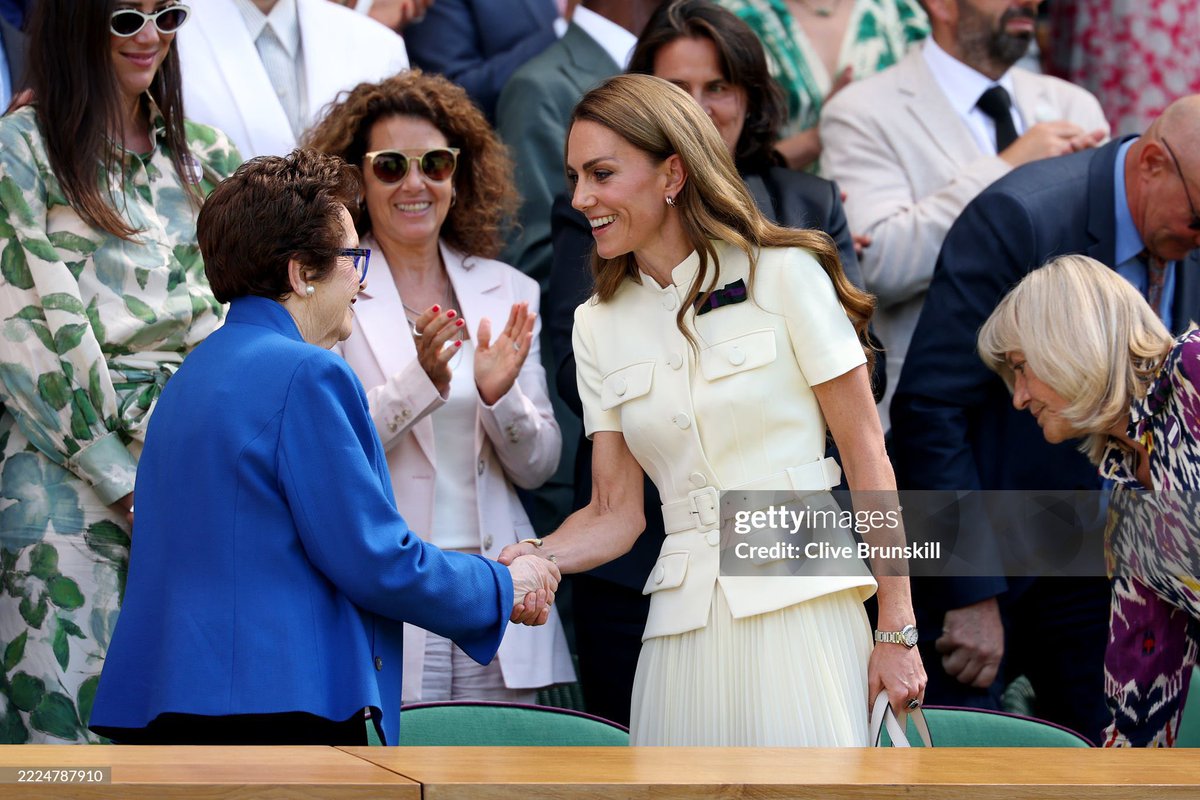 All were expecting someone to accompany her, but Catherine came alone and stands gracefully on her own no matter what👌
   As <a href="/alicesings/">Alice M 🎶🕊️🇺🇸🇩🇰🇩🇪🎤🦖🧚‍♀️🍅</a> So beautifully said:
"She stood in the storm and when the wind did not blow her way, She adjusted her sails"🔥
#PrincessofWales