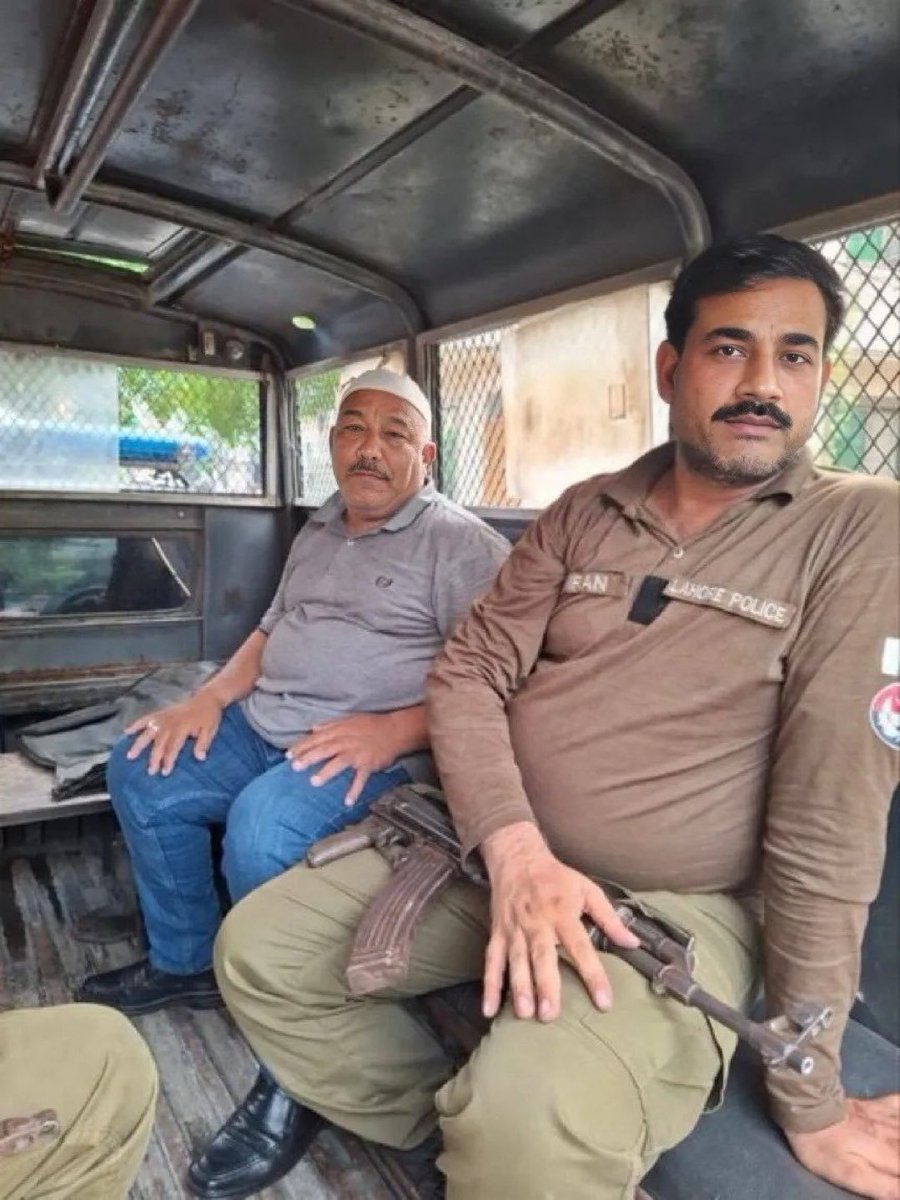 لعنت ایسے سپہ سالار پر
جو اپنے جیسے تخم الخنزیروں کو حکومت میں لے کر آیا۔
لعنت ایسے سپہ سالار پر
جو اپنے جیسے ولدالحراموں کے ذریعے عوام پر ظلم کروا رہا ہے۔
لعنت ایسے سپہ سالار پر
جو اپنی عوام کے ٹیکس کے پیسوں پر عیاشیاں کرتا ہے اور انہی پر تشدد کرواتا ہے۔
لعنت ایسے کنجر سپہ سالار