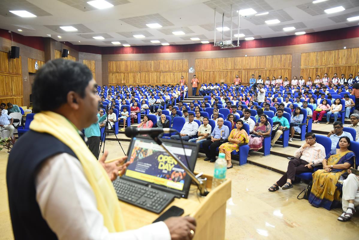 iiserkol's tweet image. IISER Kolkata celebrated it’s 20th Foundation  day on  July 11, 2025. Dr. G. Sateesh Reddy, Former Chief DRDO and  Secretary Defence R&amp;amp;D, Adviser to Honble Raksha Mantri graced the event as the Chief Guest.

@EduMinOfIndia @nawegate @PTI_News @PIB_India 
@skkhare781 @priyank_june