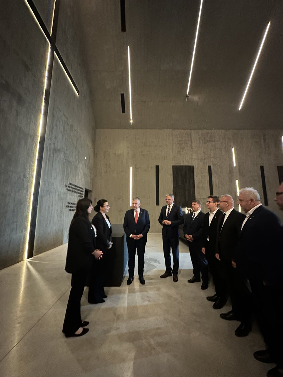 🕯 82. rocznica pacyfikacji Michniowa
12–13 lipca 1943 r. Niemcy zamordowali 204 mieszkańców – w tym dzieci. Spalili wieś, chcąc zniszczyć opór.

Nie udało się. Michniów stał się symbolem niezłomności 🇵🇱

📌 Pamiętamy. Czuwamy. Dziękujemy pocztom sztandarowym za obecność!