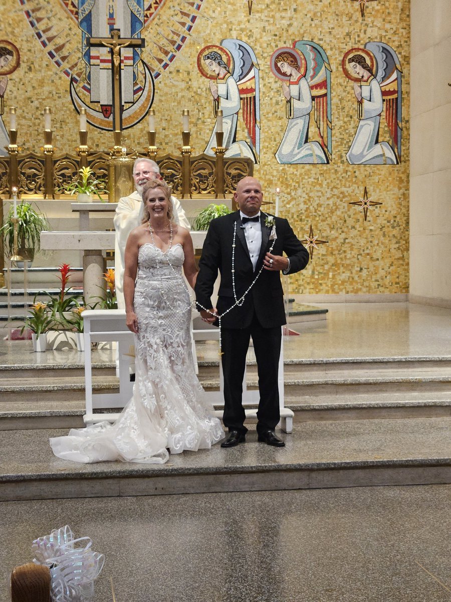 SenPadilla's tweet image. Congratulations to our New Mexico Senate Chief Clerk Cheri Hamilton and Cary Hamilton! I’m so proud of these two wonderful people. Their love for each other is truly special and shines so clearly. It was an honor to witness their beautiful wedding in downtown Albuquerque. Wishing…