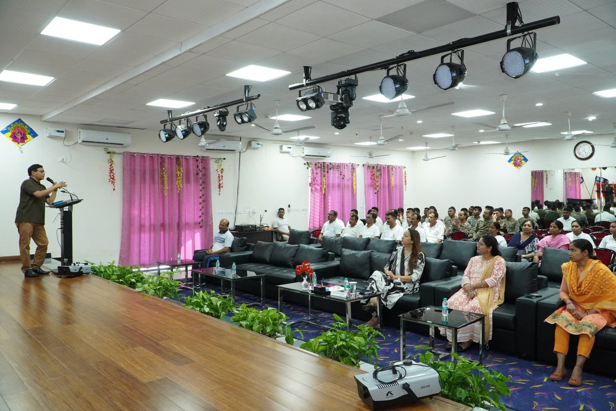 *रोग का इलाज करने से बेहतर है बीमारी को रोकना * 
आज डॉ देवाशीष शाहा के द्वारा हेपाटाइटिस एवं पानी से होने वाले बीमारी के बारे में रोकथाम एवं बचाव के बारे में विस्तार से बताया गया, इस कार्यक्रम में परिवार के सदस्यों एवं जवानों ने भाग लिया 
<a href="/cwacrpf/">CWA CRPF</a> 
<a href="/OdishaSector/">OdishaSector@CRPF</a> 
<a href="/gccrpfsbp/">GC CRPF SAMBALPUR</a>