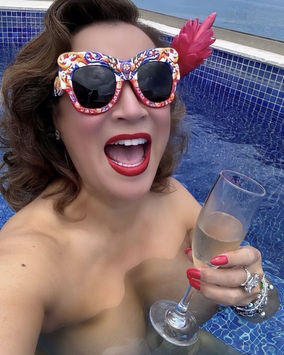 Happy International Skinny Dip Day! <a href="/JenniferTilly/">Jennifer Tilly</a> 💧