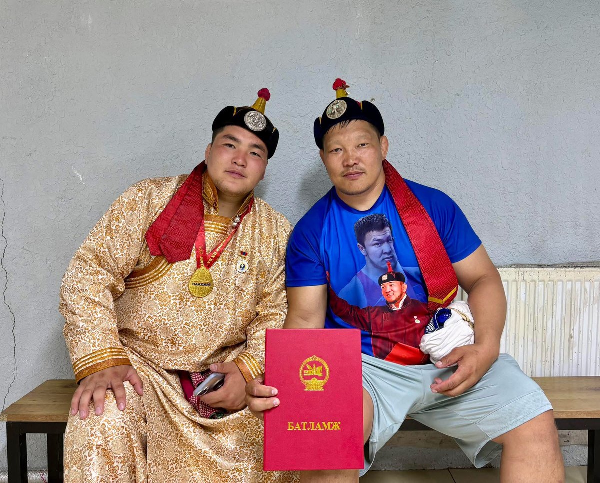 Золбоо маань талийгаач найзыхаа зурагтай цамцыг өмссөн л харагдана. Бас л шуугиулж мэдэх начин байсан даа хөөрхий