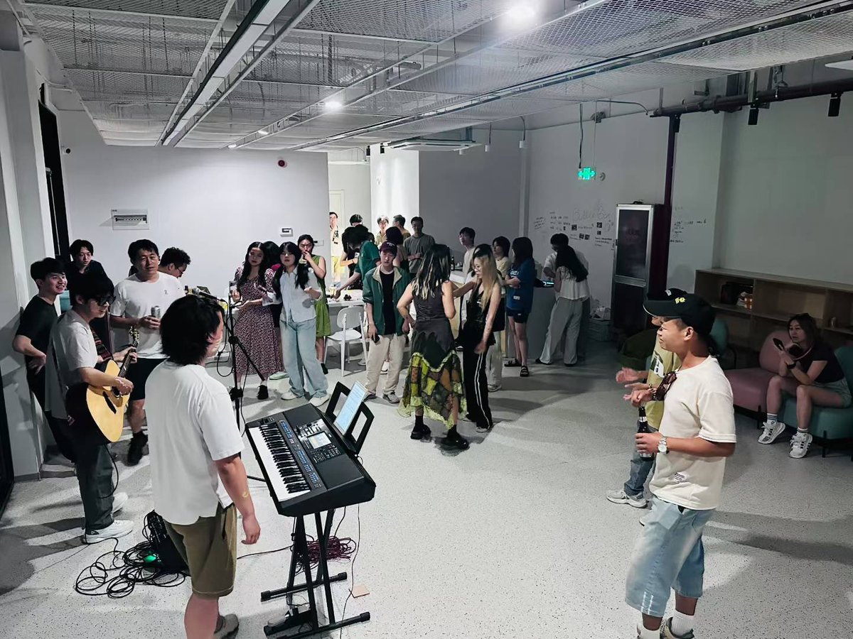 cikey247's tweet image. 第一次的数字游民公社+中小型黑客松的结合
第一次 ETHcity 活动来到了国内3-4城市
第一次获奖选手给主办方发资助
感觉很多的“第一次”都在这里发生……

ETH黄山 5 天一共产生了 21个项目，昨天的 DemoDay 也从白天到黑夜，从项目Demo 能看出来大家这几天真的拼了、熬了，也创造了......…