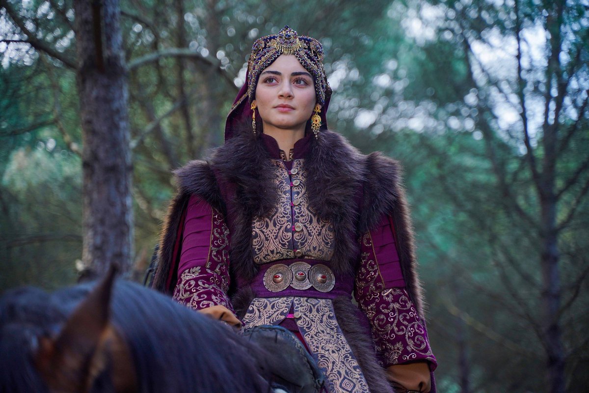 🌙 #OsBal #KuruluşOsman

''Yiğit nam salar        ''Yiğidi bir ceylan gözlü 
diyarı titretirmiş.''                uslandırırmış.''