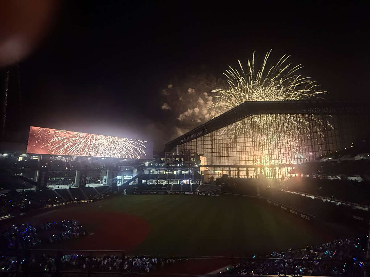 jy2609's tweet photo. 今日は試合⚾️も勝ったし、花火🎇も見応え十分で楽しかったー❗️

 #ファイターズ花火大会 https://t.co/ZBA5mOdaMw