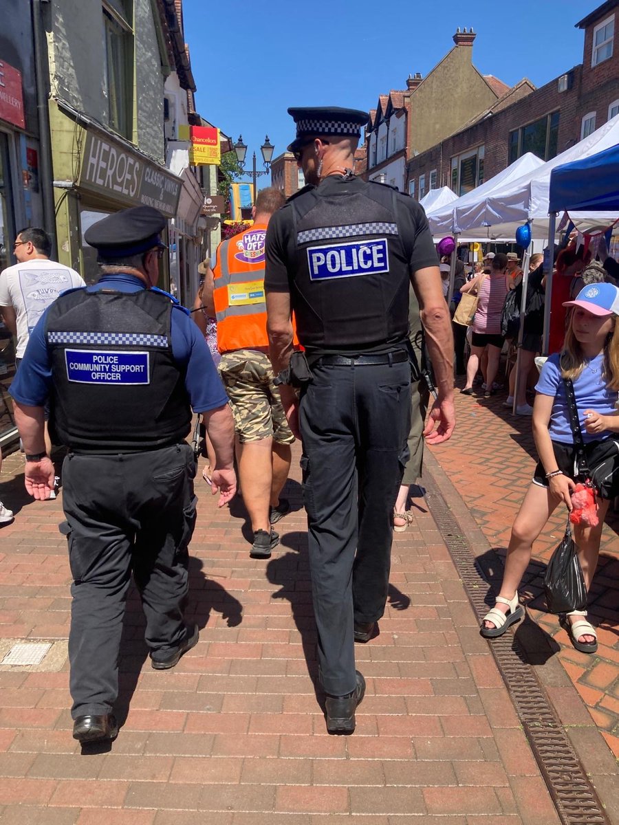 TVP_Bucks's tweet photo. Officers have been in Chesham Town. Nice to see so many people attending @HOC_Fest
#Engagement #Saferstreets #P0355 #P0401 https://t.co/Vfma5FUIwy