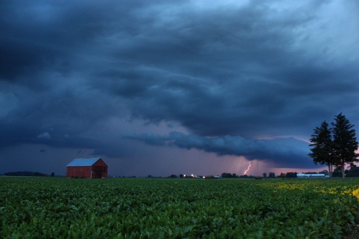 Somewhere, in the middle of nowhere.

Near Wallaceburg last night. 
#onstorm #onwx #ShareYourWeather