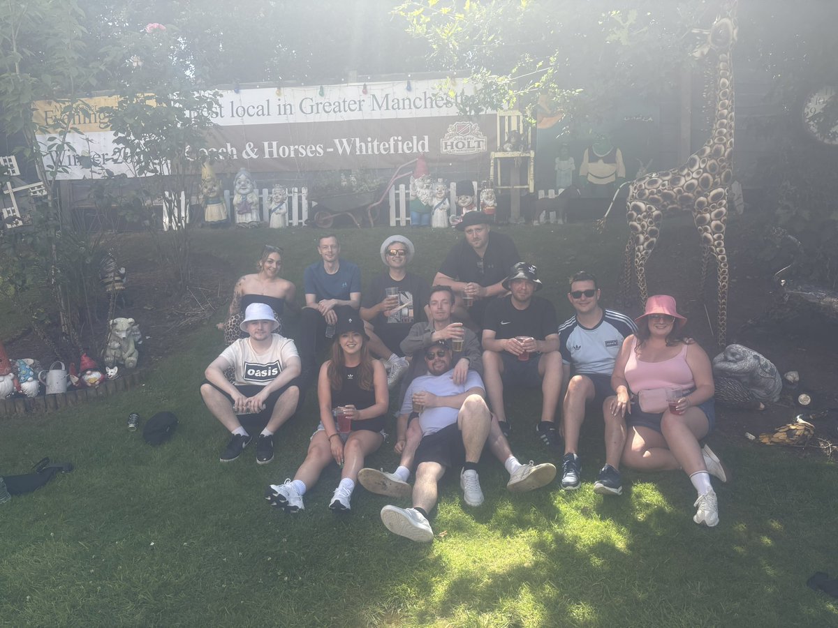 SianMclaughlin's tweet photo. Oasis 2025 😎
What a fucking day ☀️ 🍺🎸 https://t.co/qy0uXczRdu