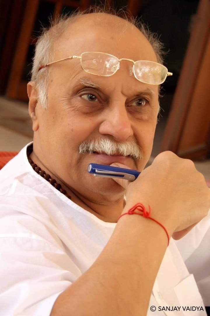 hiren_aajra's tweet image. જેમના પુસ્તકથી મેં મારી વાંચનયાત્રાનો પ્રારંભ કર્યો અને એમના સર્જન "ઓથાર " તથા "આખેટ" ને અત્યાર સુધી વાંચેલી શ્રેષ્ઠ નવલકથા હું માનતો હોઉં એવા કલમના બાદશાહ "અશ્વિની ભટ્ટ" ને જયંતી નિમિત્તે વંદન. આપના શબ્દો, પાત્રો અને વાર્તાઓ થકી અમે સતત આપને પામતાં રહીએ છીએ અને પામતાં રહીશું !