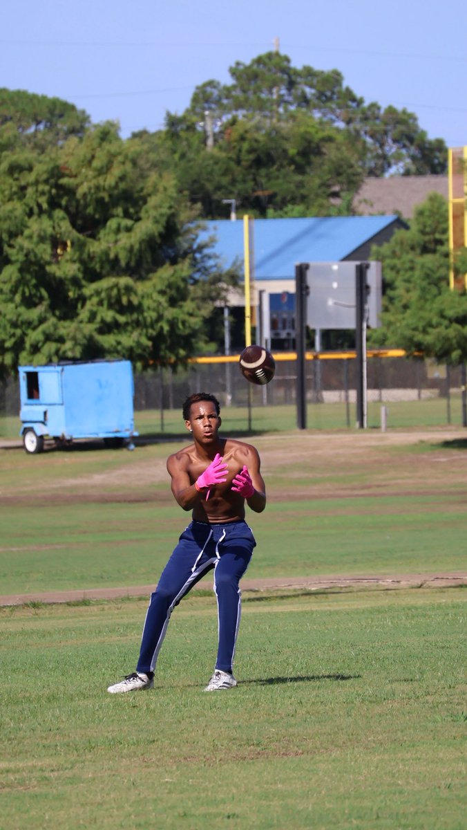 TCarsonBerry's tweet image. Saturday morning reps —@C_Dukes11 keeping it real, hands-on, and holding the standard.
Every step.
Every throw.
Every correction. 🎯
Thanks to the boys who came out to run routes
#QuarterbackWork