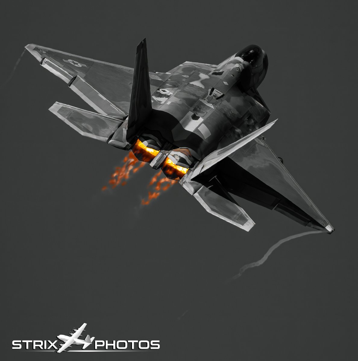 StrixPhotos's tweet image. Fire in the sky 🔥
While it maybe a bit of an old school edit, I couldn't help but highlight the raw power of the F-22 Raptor.
📸 @48FighterWing @JBLEnews