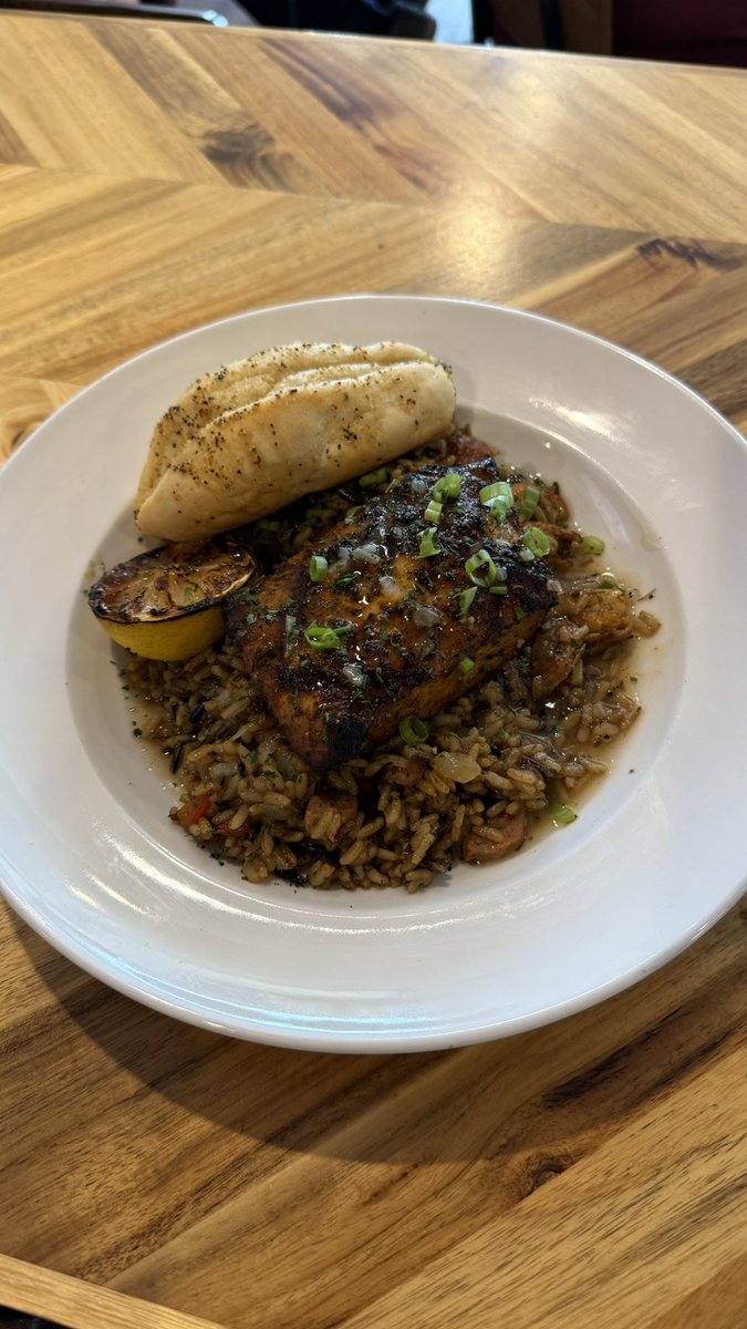 biges_2024's tweet image. 🌙 Saturday night = flavor time!
🐟 Grilled Seabass over crawfish & gator sausage dirty rice + side salad
🍔 Or grab the bold, juicy Burger PM
Fancy or casual—we’ve got your plate ready! 🍴🔥
