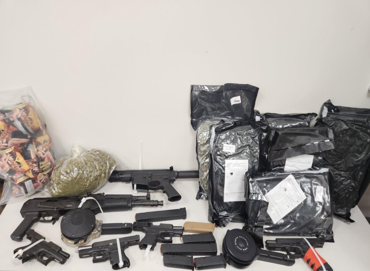 IMPDNW's tweet image. NW VCTF & VRT, with IMPD SWAT, executed a search warrant in the 6000 block of Stratton Square. One person was arrested with $4,450, 6 guns (incl. stolen Glock, AK-47, AR pistol), 10+ lbs marijuana, methamphetamine pills, cocaine, & 2 vehicles seized.
Outstanding work! 👏