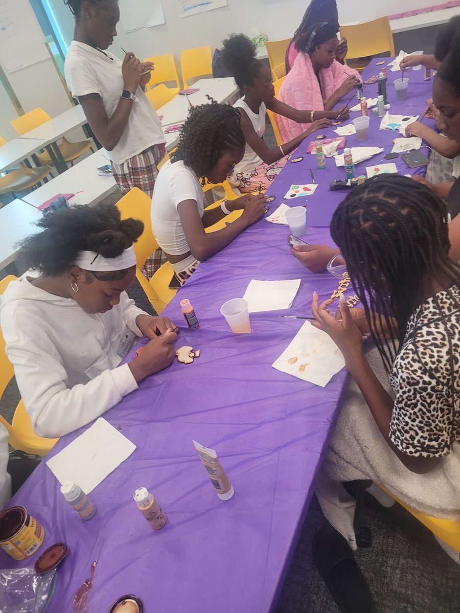 FavoriteTeach11's tweet image. Grateful to have been a guest speaker at TGI – The Greatest Investment Camp for Girls today!
I spoke to the girls about the power of making a statement—through our words, presence, and style. As young girls, knowing your worth and voice is everything.
We painted earrings from…