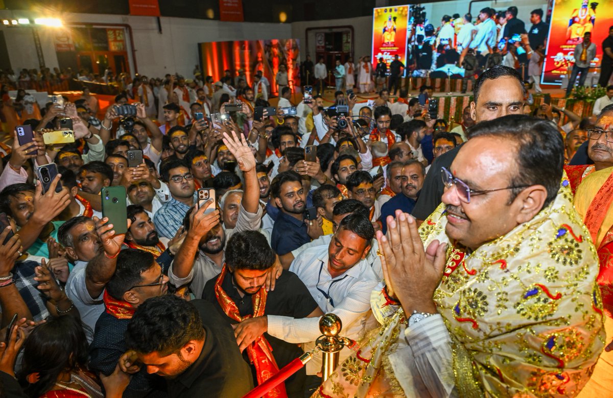 आज JECC, सीतापुरा में आयोजित गुरु पूर्णिमा सुख समृद्धि महोत्सव में पूज्य कमलेश जी महाराज के श्रीमुख से कथा का श्रवण कर उनका आशीर्वाद प्राप्त करने का सौभाग्य प्राप्त हुआ।

पूज्य संतों का आशीर्वाद सभी प्रदेशवासियों पर अनवरत बना रहे।