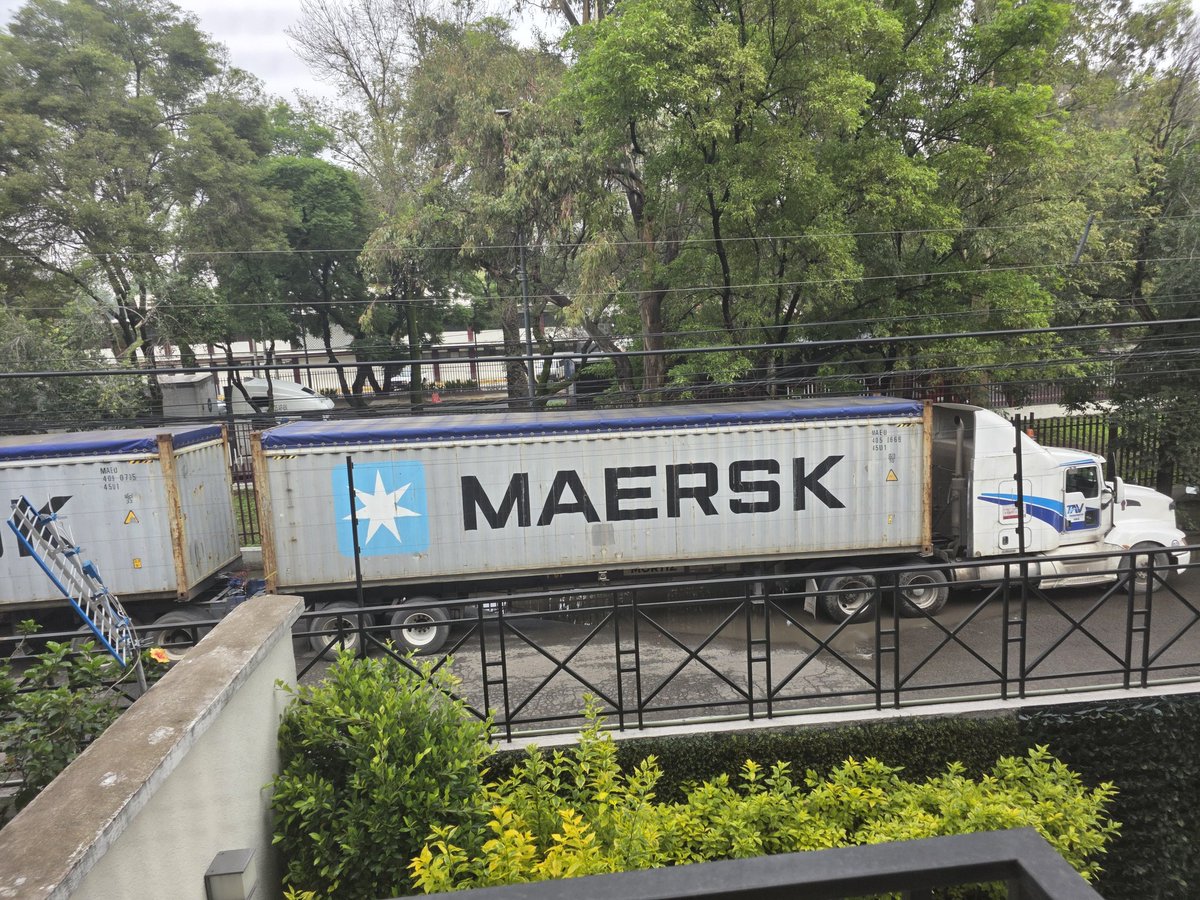 midtlan's tweet photo. @UCS_GCDMX @OVIALCDMX nos pueden apoyar a retirar y sancionar esta unidad y la caja que dejaron abandonada frente a los discos de no estacionarse sobre la cda granjas esq almacenes en el jagüey azcapotzalco por favor https://t.co/A0HFUhgEgl